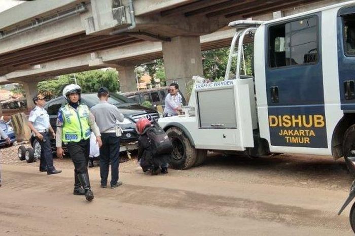 Penertiban sejumlah mobil yang parkir liar di kolong Tol Becakayu, Cipinang Melayu, Makasar, Jakarta Timur, Kamis (14/2/2019) 