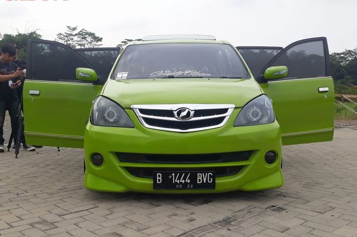 Daihatsu Xenia elegan berwarna hijau