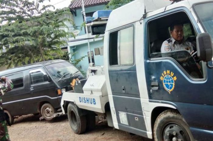 Sudinhub Jakarta Timur razia kendaraan yang parkir liar di kolong Tol Becakayu, Kamis (12/2/2019)