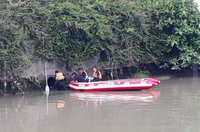 Proses pencarian maling motor yang masuk gorong-gorong Sungai Kalimas karena kepergok mencuri - ISTIMEWA