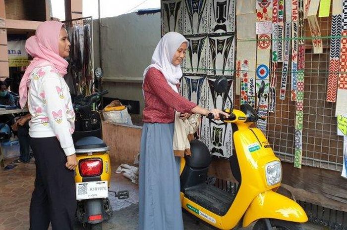 Sejumlah pelajar SMA penyewa selis di Stasiun Migo Jalan Kayu Manis Barat, tak jauh dari Stasiun Pondok Jati, Matraman, Jakarta Timur, Rabu (13/2/2019).&nbsp;