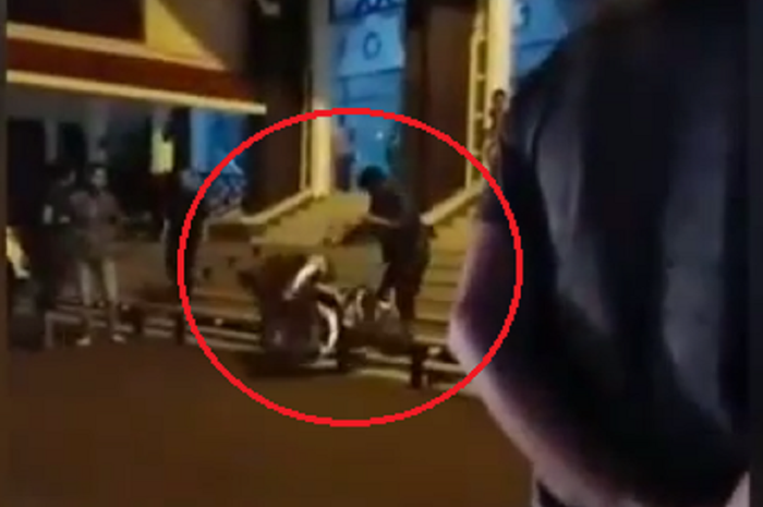 Pemotor membanting motornya sendiri dari pelataran masjid.
