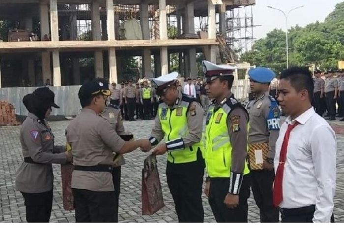 Dua polisi sabar dapat penghargaan 