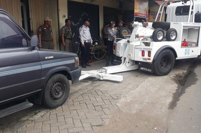 Toyota Kijang terparkir lama dan diderek petugas Dishub di Pasar Minggu