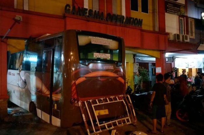 Kecelakaan bus hajar mobil dan tempat bimbel di Bekasi