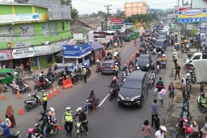 Ilustrasi lalu lintas di jalur Bandung-Ciranjang