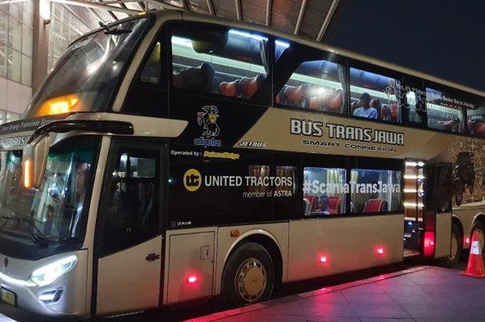 Bus Trans Jawa menggunakan bus double decker dari PO Putera Mulya Sejahtera