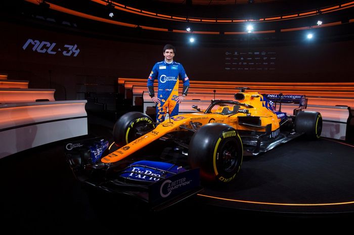 Carlos Sainz Jr. saat berpose disebelah mobil tim McLaren F1 2019, MCL34