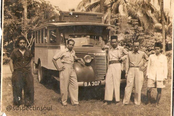 Pendiri bengkel Family. Anwar Suid berbaju gelap paling kiri