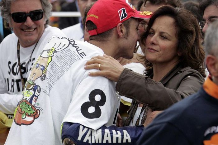 Stefania Palma memberikan ucapan selamat kepada anaknya Valentino Rossi saat meraih gelar juara dunia MotoGP ke-8