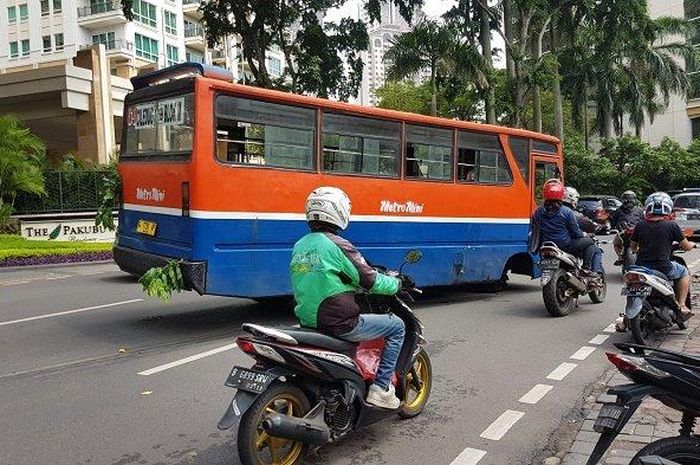 Satu unit Metro Mini mogok di depan Pakubowo Residences akibat roda depan bagian kanan terlepas.