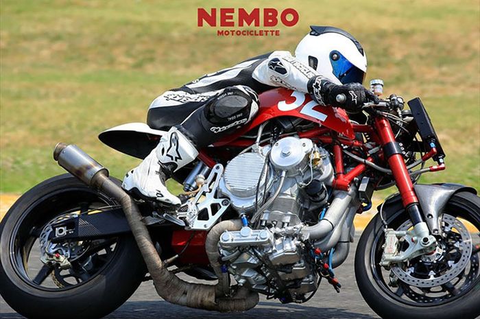 Nembo, motor tiga silender 2000cc dengan posisi terbalik