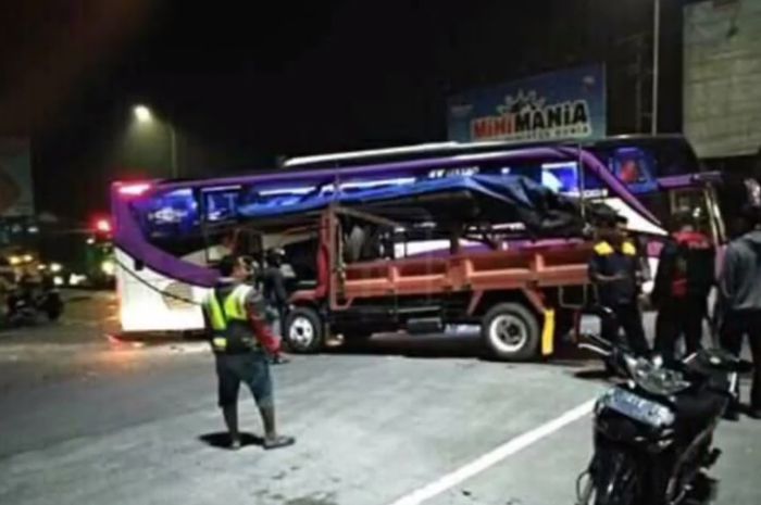 Kecelakaan truk pengangkut besi dan bus di exi tol Bawen, Semarang, Jawa Tengah