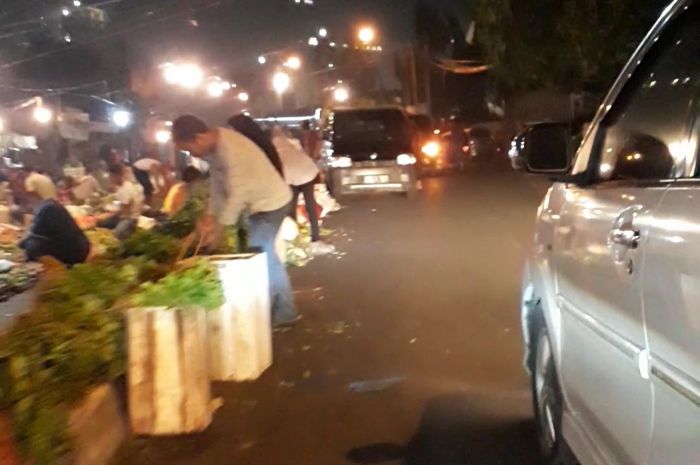 Jalan yang ditutup pedagang di daerah Bekasi