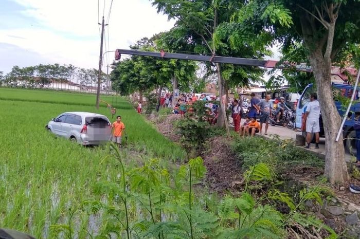 Daihatsu Xenia alami kecelakaan tunggal dan menabrak 5 petani yang sedang beristirahat