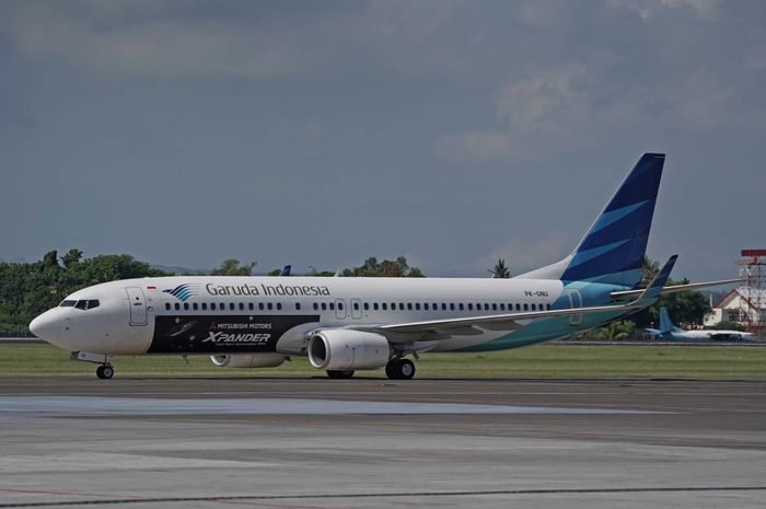 Decal branding Mitsubishi Xpander muncul di bodi pesawat Garuda Indonesia Boeing 737-800 NG