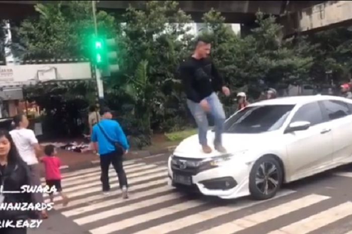 Pengemudi Honda Civic Turbo tak terima saat kap mesinnya diinjak pejalan kaki