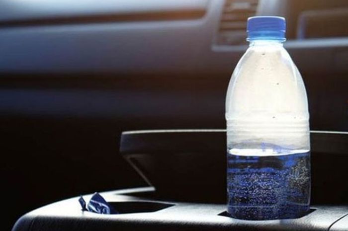 Terpapar suhu yang cukup panas didalam mobil, air minum dalam kemasan botol bahayakan kesehatan? 