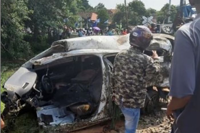 Toyota Avanza alami kecelakaan dengan kereta api di Desa Sidorejo, Brangsong, Kenda,Jawa tengah