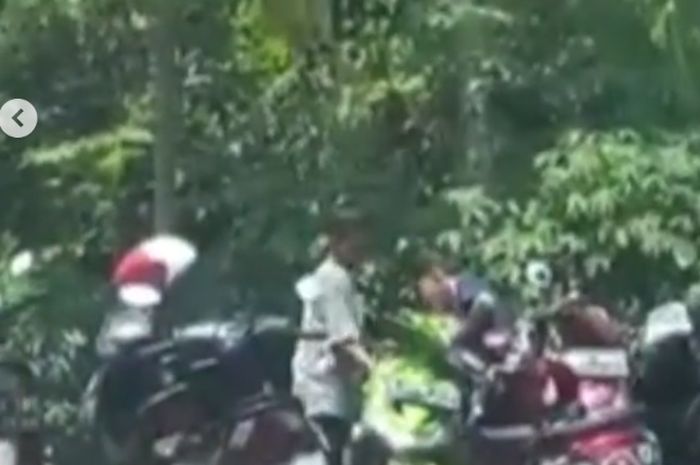 Anak di bawah umur melakukan pencurian barang-barang di beberapa motor