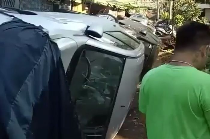 Truk yang membawa mobil baru yang diduga Al New Ertiga alami kecelakaan