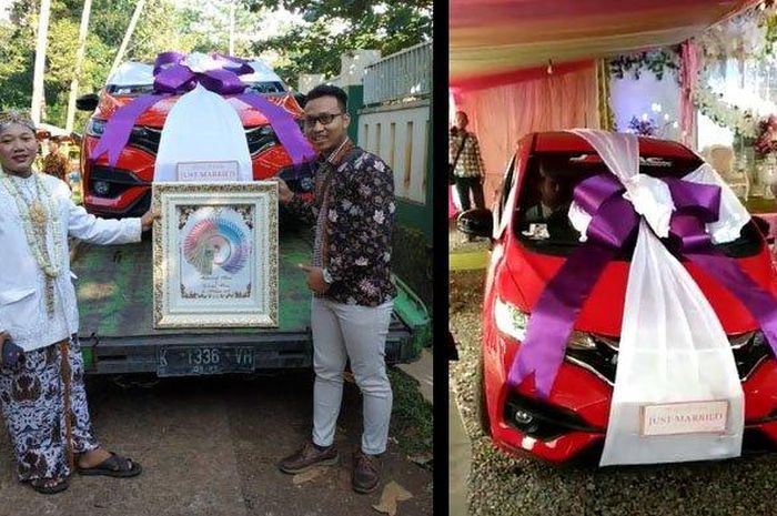  Seorang pengantin pria, membawa serah-serahan Honda Jazz buat istri. Pernikahan ini disebut terjadi di Jepara.