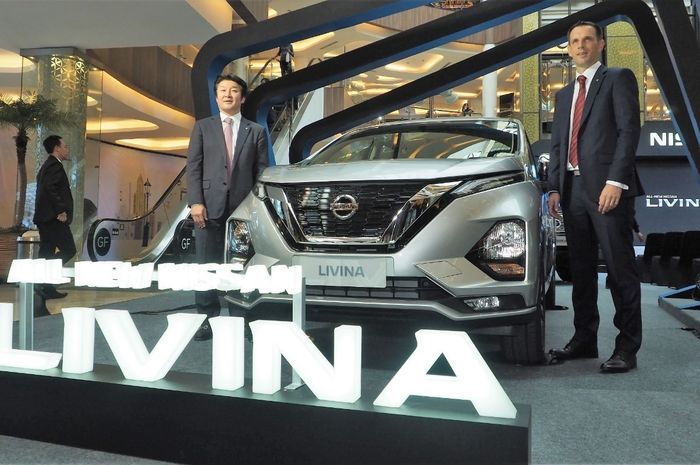 Nissan memperkenalkan All New Nissan Livina dan All New Nissan Serena kepada pelanggan di Bandung, Jawa Barat (21/2).