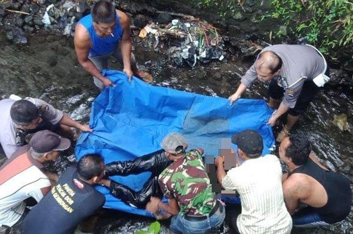 Seorang pemotor bersama motornya ditemukan di Sungai