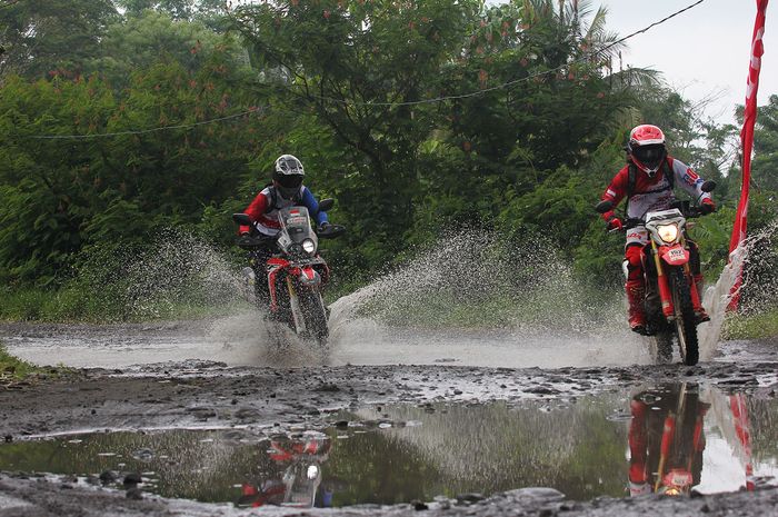 Ilustrasi motor trail lewat genangan air