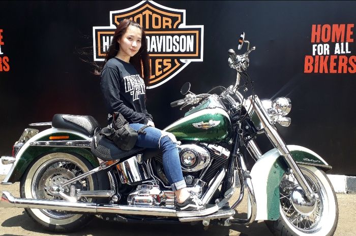 Si cantik Sharran Vebrianly diatas Harley Davidson Softail Deluxe North Sumatera Mabua