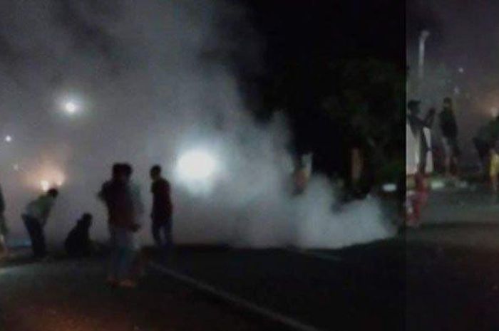 Kecelakaan dua Honda BeAT menyebabkan salah satunya terbakar