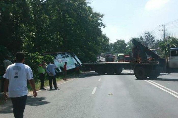 Bus PO Restu yang terlibat kecelakaan di Jalur Pantura Tuban saat dievakuasi oleh truk derek, Selasa (26/2/2019). 