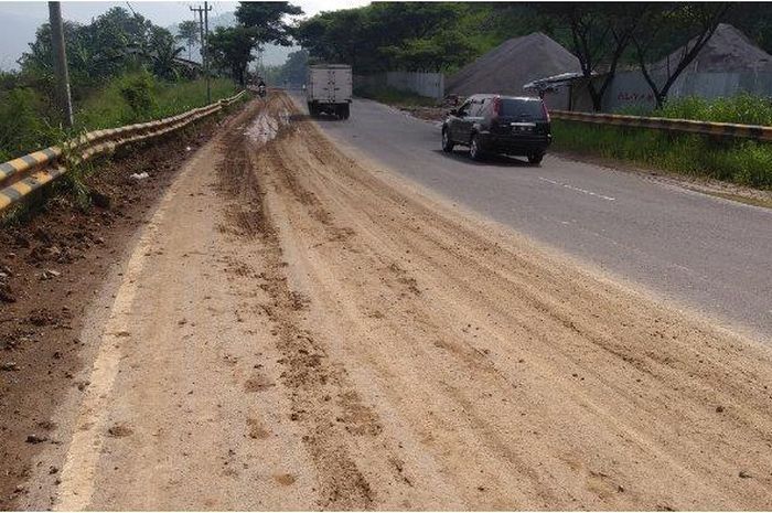 Jalur Nagreg jadi rawan kecelakaan akibat ceceran tanah