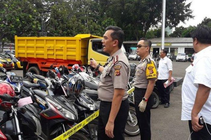 Kapolrestabes Bandung memperlihatkan barang bukti kendaraan curian