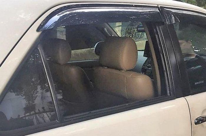 Mobil Fortuner warna putih milik Tri Yulianto yang kacanya dipecahkan. Senin (25/2/2019) 