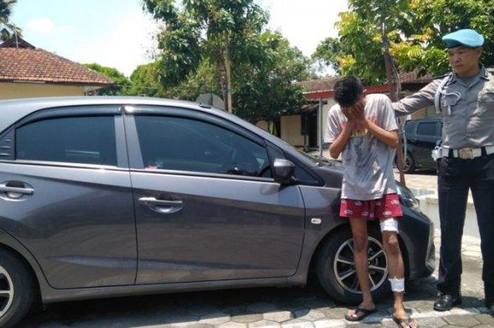 Iman, tersangka pencurian mobil dan barang bukti diamankan oleh jajaran Polsek Depok Timur setelah melarikan diri ke wilayah Semarang 