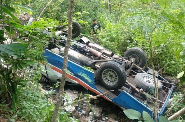 Minibus Masuk Jurang di tanjakan Clongop, Gedangsari, Gunungkidul, Yogyakarta