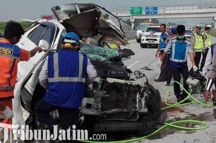 Toyota Fortuner tabrak truk dari belakang di Tol Madiun-Surabaya KM 604, Desa Garon, Kecamatan Balerejo, Kabupaten Madiun, Jawa Timur 