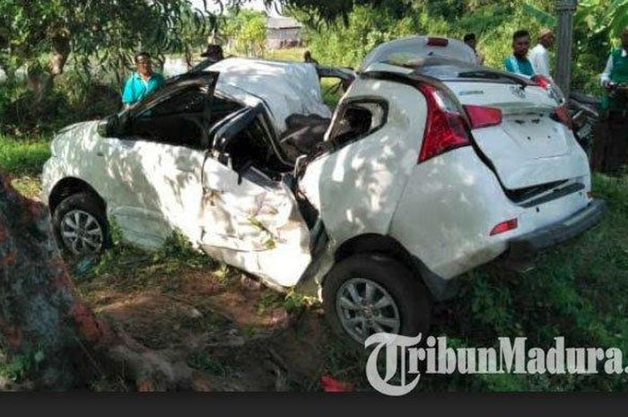 Kondisi mobil Avanza ringsek di Jalan Raya Talang Siring, Desa Montok, Kecamatan Larangan, Kabupaten Pamekasan 