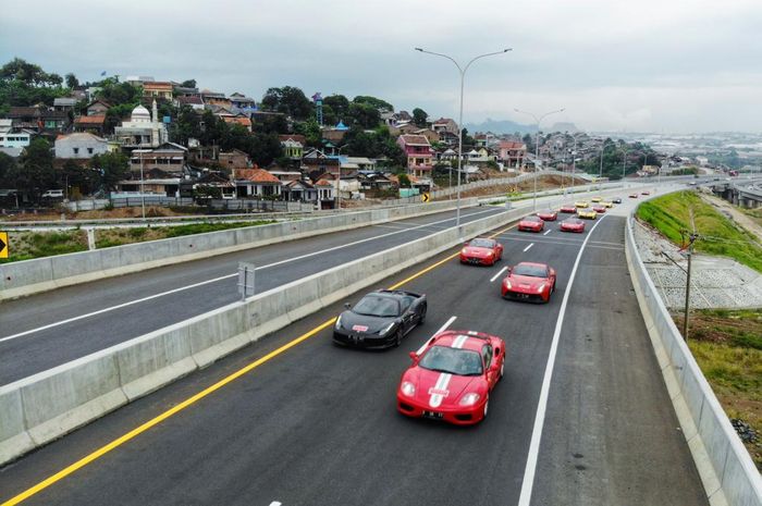 Mobil Ferrari yang melaju beriringan melintasi Jalan Tol Trans Jawa di acara FOCI Trans Java Tour 2019.