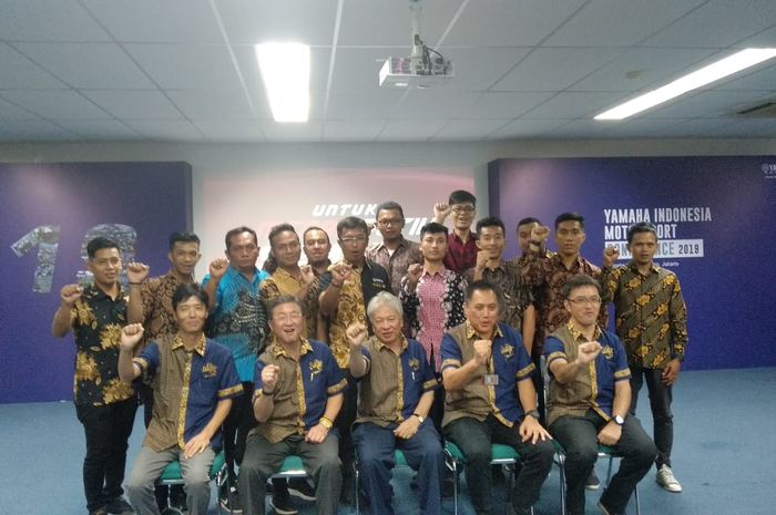 Manajemen YIMM (baris depan) dan perwakilan tim balapn nasional saat konfrensi pers Yamaha Indonesia Motorsport di Jakarta (1/3)