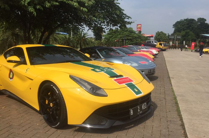 Ferrari Owners Club Indonesia (FOCI) melakukan kegiatan touring Tol Trans Jawa