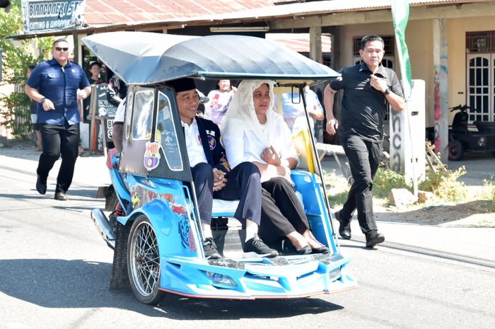 Presiden Jokowi saat naik Becak Motor di Gorontalo