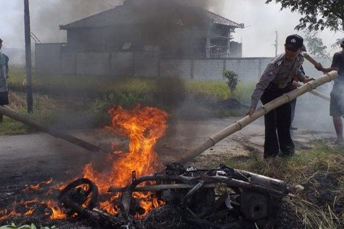 Orang gila bakar jerami bikin sebuah motor terbakar di Demak