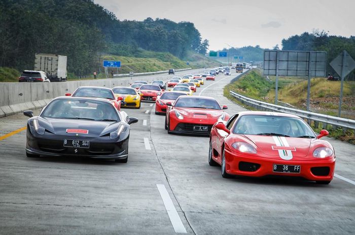 Komunitas mobil Ferrari Infonesia (FOCI) saat Trans Java Tour 2019.