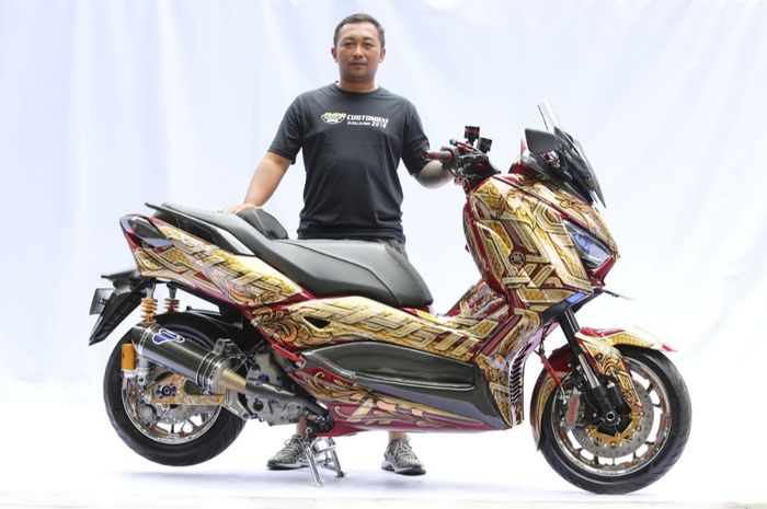 Agus Hadi Purwanto berpose bersama Yamaha XMAX yang menjadi juara Best Of the Best Customaxi 2018/2019.