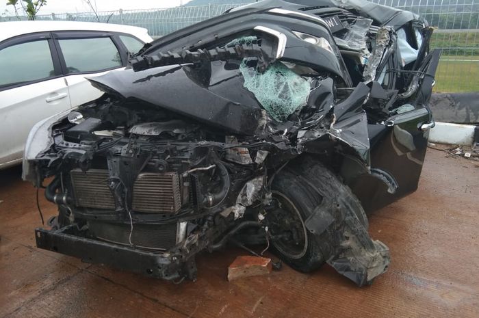 Ilustrasi Toyota Kijang Innova mengalami kecelakaan