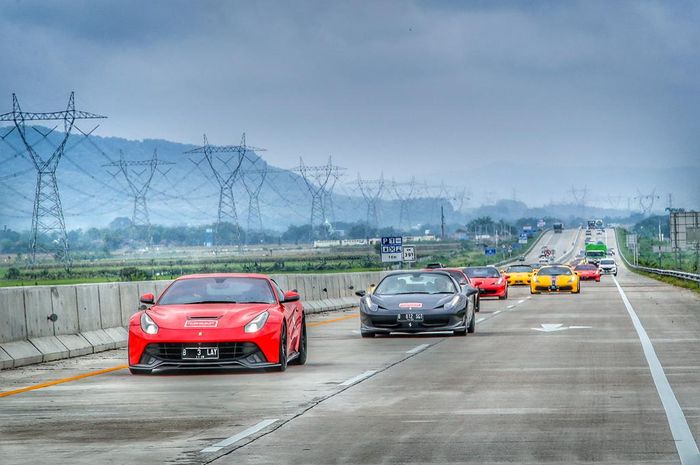Kumpulan mobil Ferrari yang melintasi tol Trans Jawa di acara FOCI Trans Java Tour 2019.