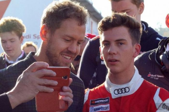 Sebastian Vettel meminta adiknya, Fabian Vettel (kanan) untuk jangan melewatkan tawaran dari Mercedes