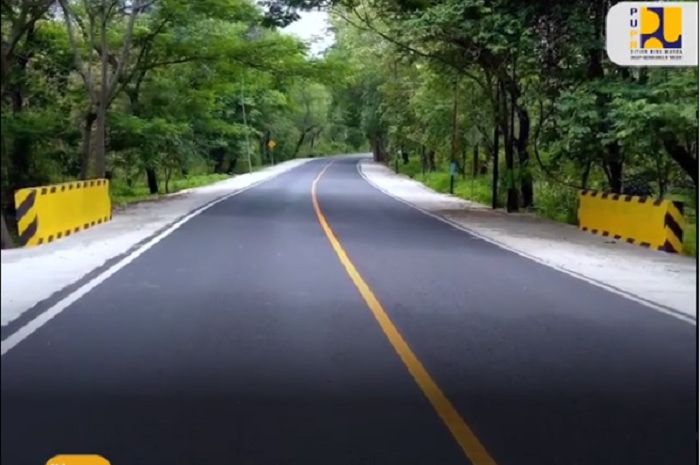 Marka kuning membujur atau horizontal di tengah jalan, sebagai identitas jalan nasional.